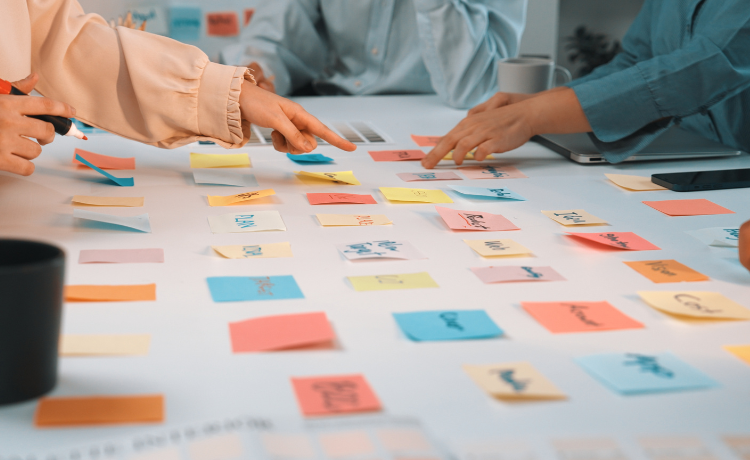 Mensen die rond een tafel staan met post-its