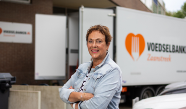 vrouw met vrachtwagen van de Voedselbank